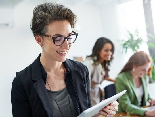 Frau mit Tablet in der Hand.