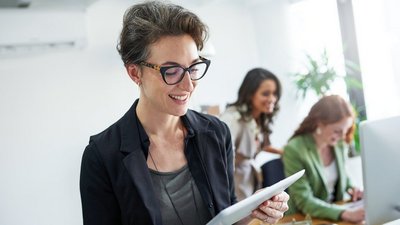 Frau mit Tablet in der Hand.