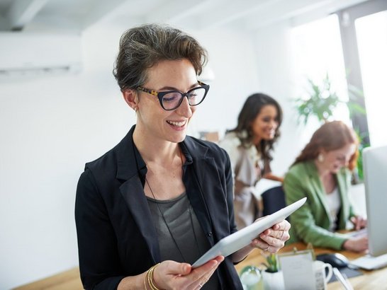 Frau mit Tablet in der Hand.
