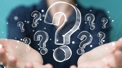 Zwei Handflächen über denen gezeichnete Fragezeichen schweben.
