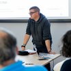Unterrichtssituation wobei der Trainer im Fokus des Bildes ist.