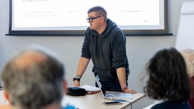 Unterrichtssituation wobei der Trainer im Fokus des Bildes ist.