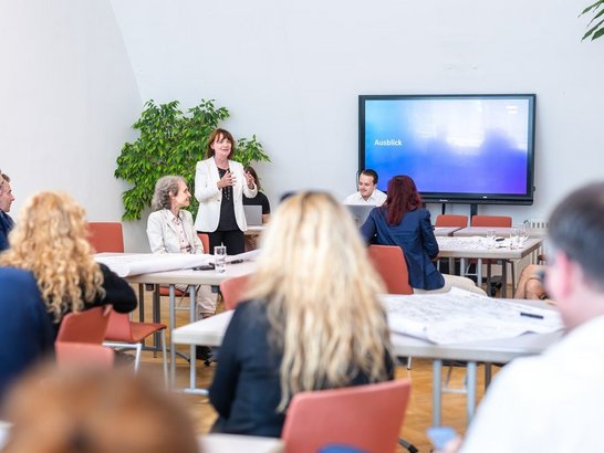 Mehrere Personen bei einer Konferenz.