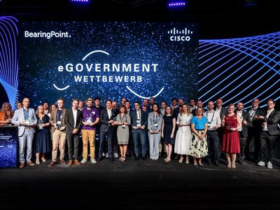Gruppenfoto von Tag 2 des eGovernment-Wettbewerbs von BearingPoint in Berlin.