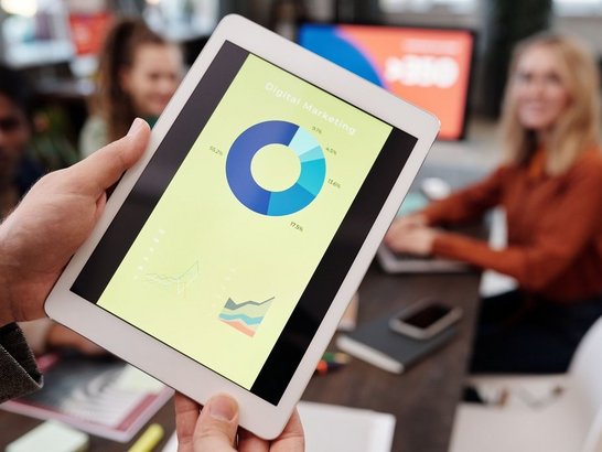 Bildschirm eines Tablets mit einem Kreisdiagram darauf.