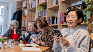 Aufnahme eines Digital Überall Workshops wobei vier Teilnehmerinnen zu sehen sind.