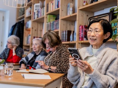 Aufnahme eines Digital Überall Workshops wobei vier Teilnehmerinnen zu sehen sind.
