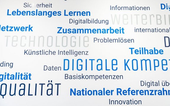 Wortwolke mit verschiedenen Begriffen zum Thema Digitalisierung