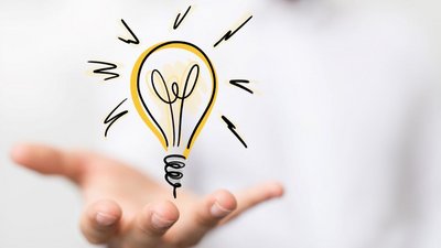 Über einer ausgestreckten Hand schwebt eine gezeichnete Glühbirne.