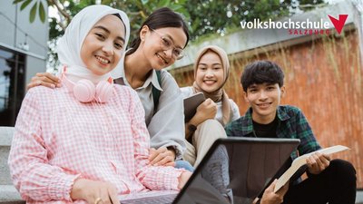 Vier Jugendliche unterschiedlicher Herkunft.