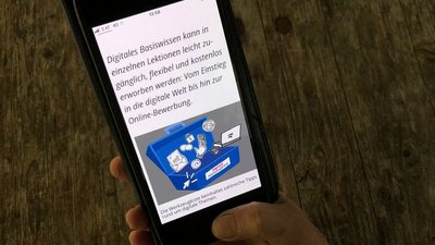 Rechte Hand mit Smartphone in der Hand.